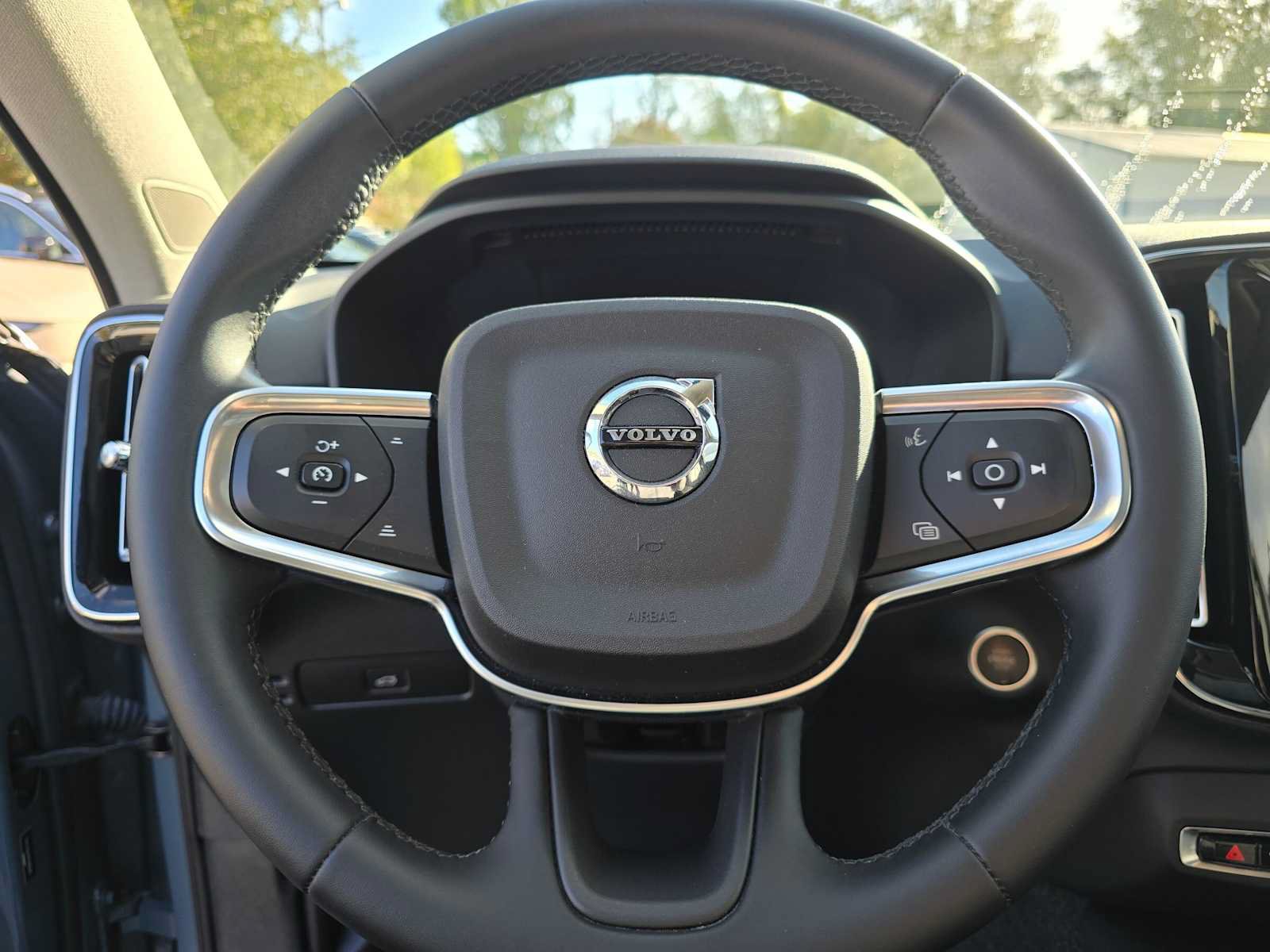 Certified 2023 Volvo XC40 B5 Ultimate w/ Protection Package Premier AWD/4WD image 25