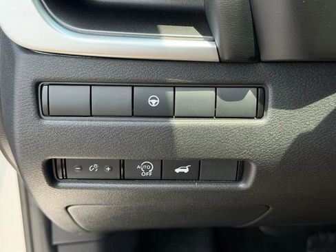 Used 2025 Nissan Rogue SV AWD/4WD image 36