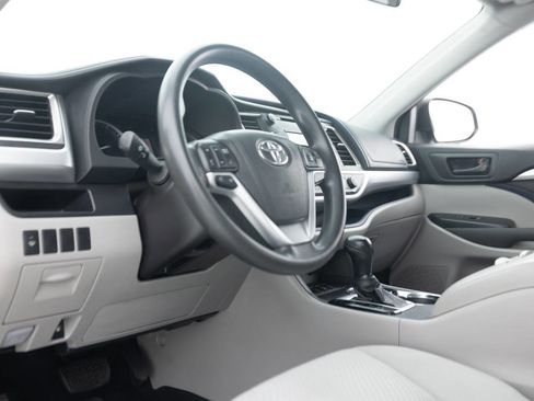 Used 2016 Toyota Highlander LE AWD/4WD image 25