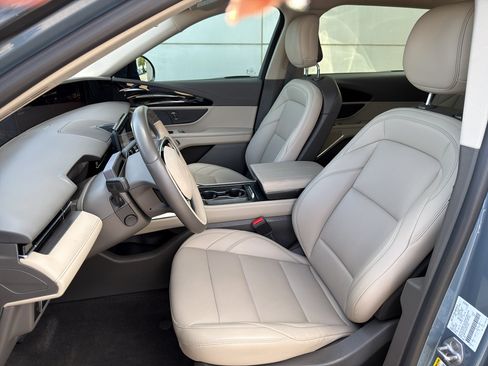 Used 2025 Lincoln Nautilus Premier AWD/4WD image 9
