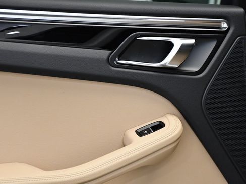 Used 2025 Porsche Macan image 37