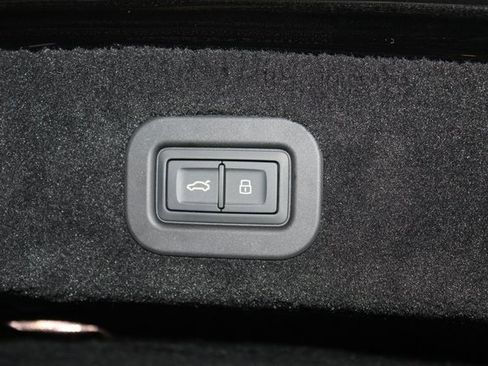 Used 2022 Bentley Flying Spur V8 image 50