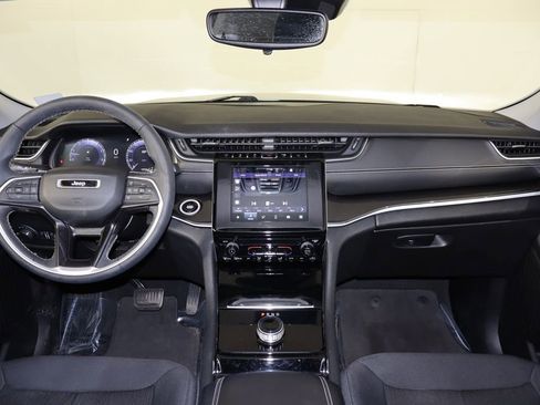 Used 2023 Jeep Grand Cherokee Laredo image 13