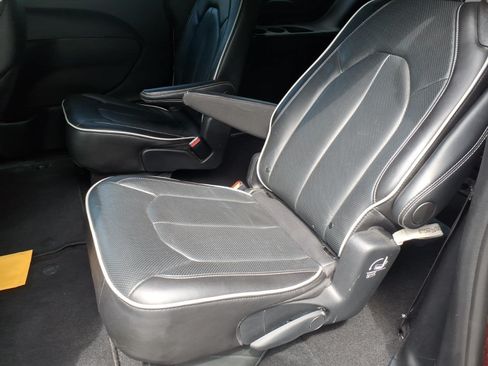 Used 2025 Chrysler Pacifica Limited FWD image 5