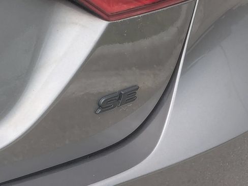 Used 2024 Toyota Camry SE FWD image 11