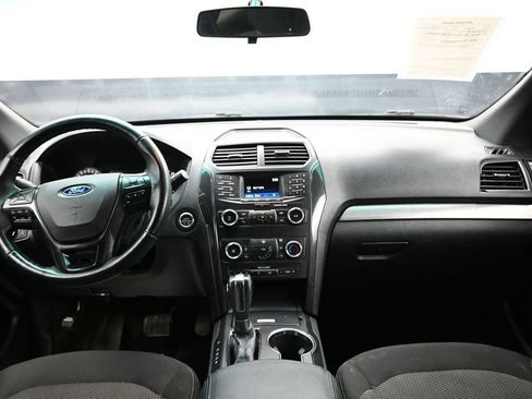 Used 2018 Ford Explorer XLT AWD/4WD image 12
