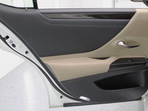 Used 2019 Lexus ES 300h Luxury image 41