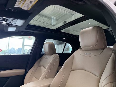 Used 2024 Cadillac XT4 Luxury w/ Cold Weather Package FWD image 21
