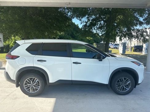 Used 2023 Nissan Rogue S AWD/4WD image 2