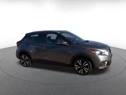 Used 2020 Nissan Kicks SV image 2
