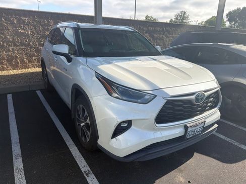 Used 2021 Toyota Highlander XLE AWD/4WD image 2
