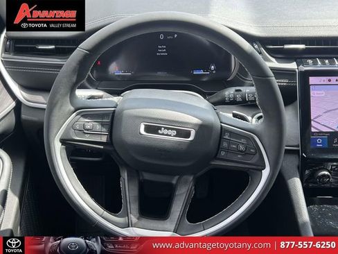 Used 2023 Jeep Grand Cherokee Limited w/ Black Appearance Package AWD/4WD image 17