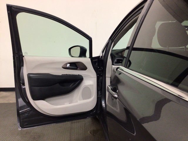 Used 2022 Chrysler Voyager LX FWD image 11