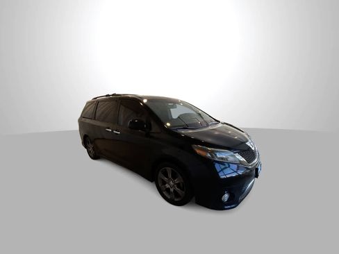 Used 2015 Toyota Sienna SE FWD image 2