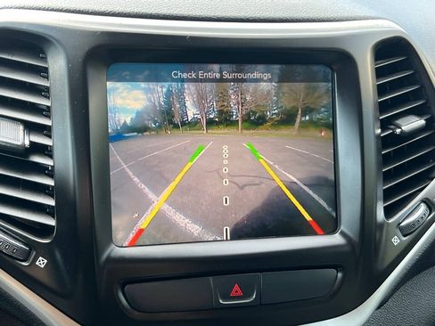 Used 2015 Jeep Cherokee Trailhawk w/ Leather Interior Group AWD/4WD image 16