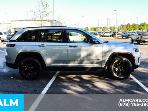 Used 2025 Jeep Grand Cherokee Altitude AWD/4WD image 8