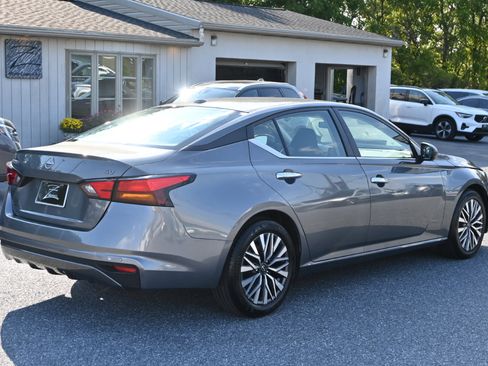 Used 2024 Nissan Altima 2.5 SV image 11