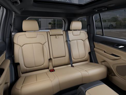 New 2025 Jeep Grand Cherokee Limited w/ Black Appearance Package AWD/4WD image 16