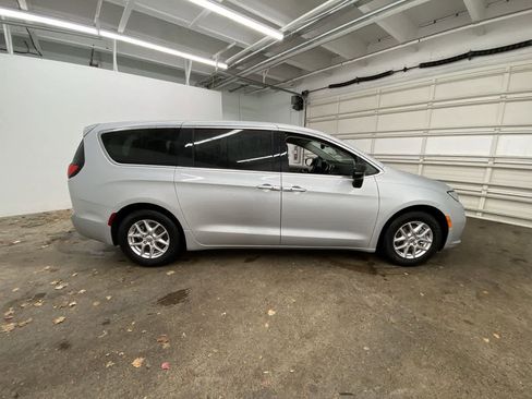 Used 2024 Chrysler Pacifica Touring-L image 7