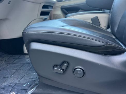 Used 2024 Chrysler Pacifica Limited FWD image 15