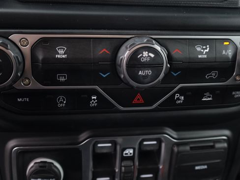 Used 2023 Jeep Gladiator Overland AWD/4WD image 9