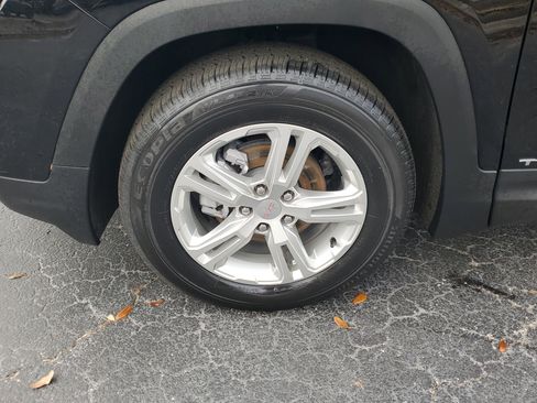 Used 2024 GMC Terrain SLE image 4