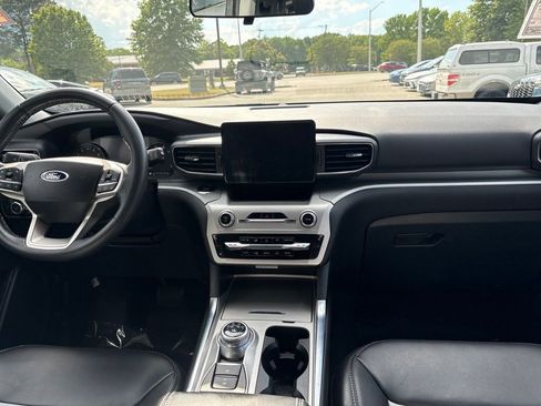 Used 2022 Ford Explorer XLT w/ Equipment Group 202A AWD/4WD image 39