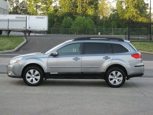 Used 2011 Subaru Outback 2.5i Premium AWD/4WD image 6
