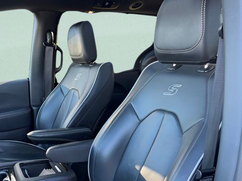 Used 2025 Chrysler Pacifica Limited image 9