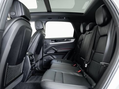 Used 2024 Porsche Cayenne image 23