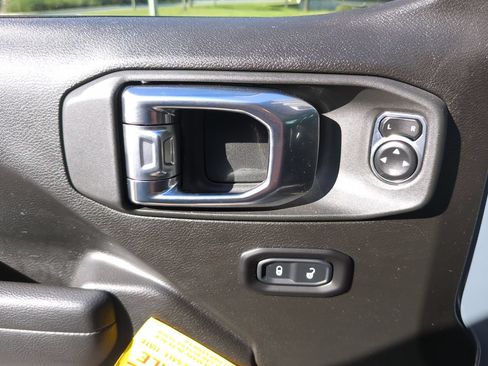Used 2025 Jeep Wrangler Unlimited Rubicon AWD/4WD image 17