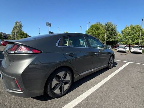 Used 2022 Hyundai Ioniq Limited FWD image 3