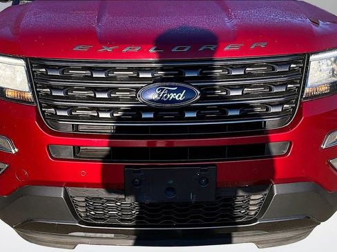 Used 2017 Ford Explorer XLT w/ XLT Technology Feature Bundle AWD/4WD image 34