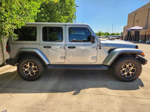 Used 2018 Jeep Wrangler Unlimited Sahara AWD/4WD image 5