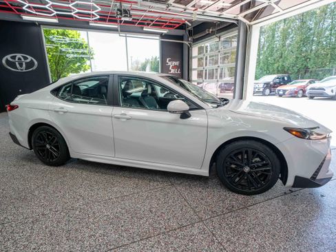 Used 2025 Toyota Camry SE FWD image 5