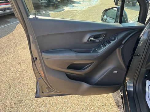 Used 2017 Chevrolet Trax LT w/ Sun & Sound Package AWD/4WD image 7