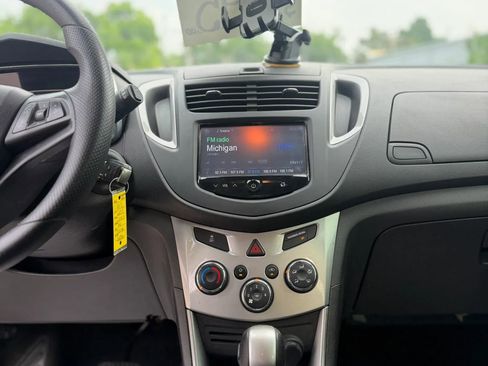 Used 2015 Chevrolet Trax LT w/ LT Sun and Sound Package FWD image 10