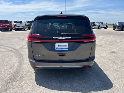Used 2023 Chrysler Pacifica Touring-L FWD image 3