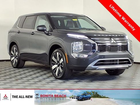 Used 2025 Mitsubishi Outlander SE image 1