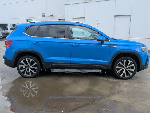 Certified 2024 Volkswagen Taos SE FWD image 2