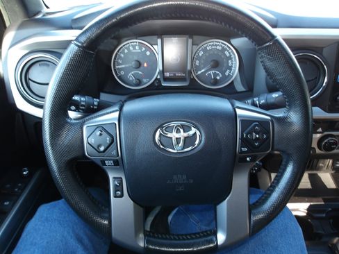 Used 2016 Toyota Tacoma Limited w/ Towing Package image 15