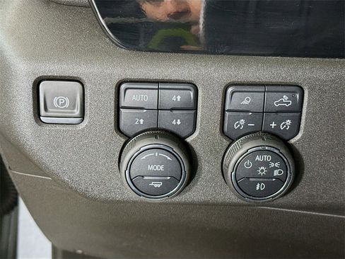 Used 2025 Chevrolet Silverado 2500 LTZ w/ LTZ Convenience Package image 19