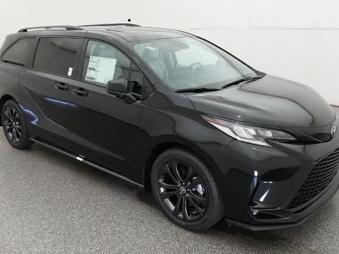 New 2026 Toyota Sienna XSE FWD image 13