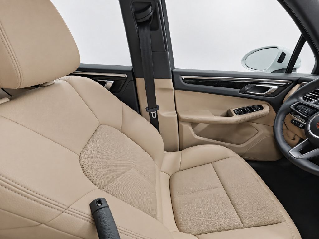 Certified 2023 Porsche Macan AWD/4WD image 9
