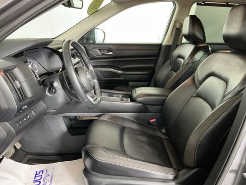 Used 2024 Nissan Pathfinder SL w/ Black Appearance Package AWD/4WD image 18