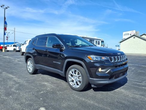 Used 2023 Jeep Compass Latitude AWD/4WD image 4