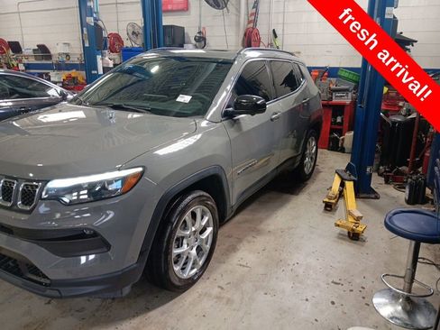 Used 2024 Jeep Compass Latitude w/ Sun and Sound Group image 1