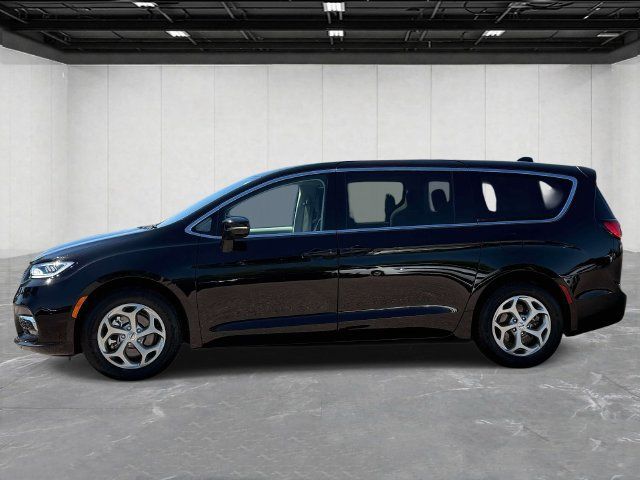 Certified 2024 Chrysler Pacifica Limited FWD image 8