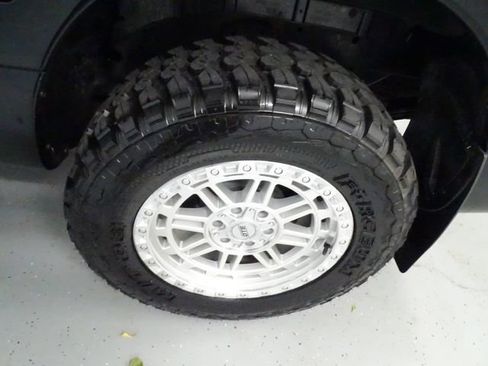 Used 2017 Nissan Titan SV AWD/4WD image 24