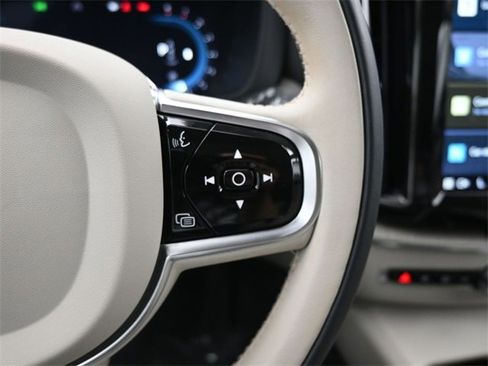 Used 2023 Volvo XC60 B5 Plus image 24